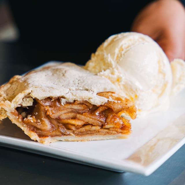 *9" GF Traditional Apple - Whole (T).
