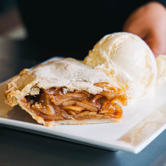 *9" GF Traditional Apple - Whole (C).